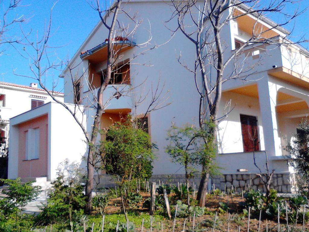 Apartments Kresimir Beauty With Shadow Trees And Parking Place Pag Town Pokoj fotografie