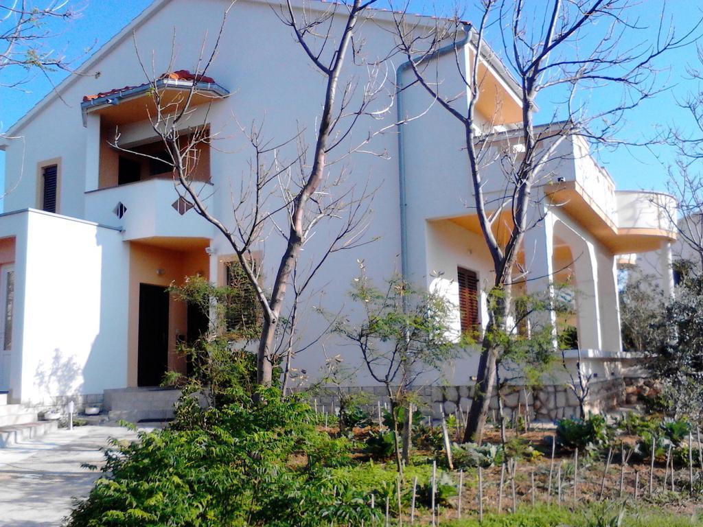 Apartments Kresimir Beauty With Shadow Trees And Parking Place Pag Town Pokoj fotografie