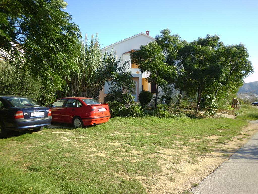 Apartments Kresimir Beauty With Shadow Trees And Parking Place Pag Town Exteriér fotografie